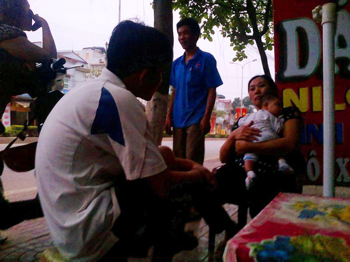 Những đứa trẻ đã được cho ra vỉa hè hóng mát. Những đứa trẻ đã được cho ra vỉa hè hóng mát.