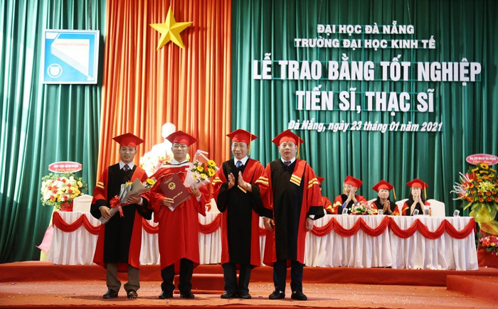 Đề án 89 đưa ra mục tiêu đào tạo trình độ Tiến sĩ cho khoảng 10% giảng viên đại học, trong đó 3% giảng viên được đào tạo trong nước và phối hợp giữa các trường đại học Việt Nam với các trường đại học nước ngoài đạt chuẩn chất lượng khu vực và thế giới. Ảnh: TT Đề án 89 đưa ra mục tiêu đào tạo trình độ Tiến sĩ cho khoảng 10% giảng viên đại học, trong đó 3% giảng viên được đào tạo trong nước và phối hợp giữa các trường đại học Việt Nam với các trường đại học nước ngoài đạt chuẩn chất lượng khu vực và thế giới. Ảnh: TT