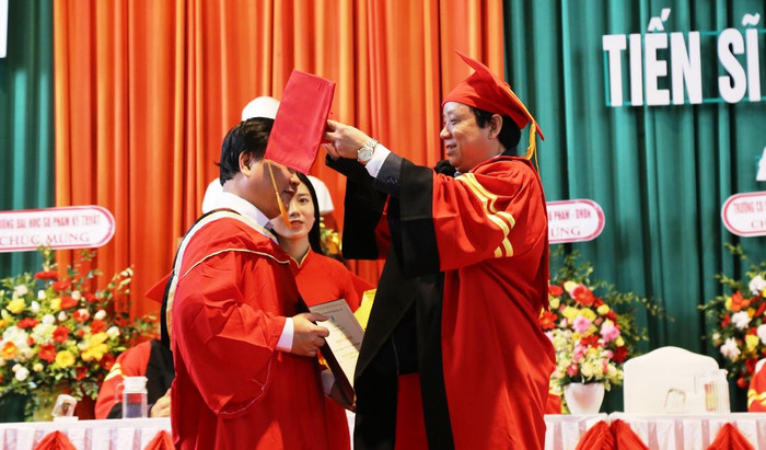 Đề án 89 tạo điều kiện cho các cơ sở giáo dục chất lượng trong nước tuyển sinh, đào tạo Tiến sĩ, Thạc sĩ. (trong ảnh: Đại học Đà Nẵng trao bằng Tiến sĩ). Ảnh: TT