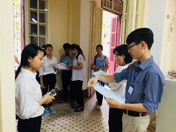 Thí sinh làm thủ tục vào phòng thi sáng ngày 25/6. Thí sinh làm thủ tục vào phòng thi sáng ngày 25/6.