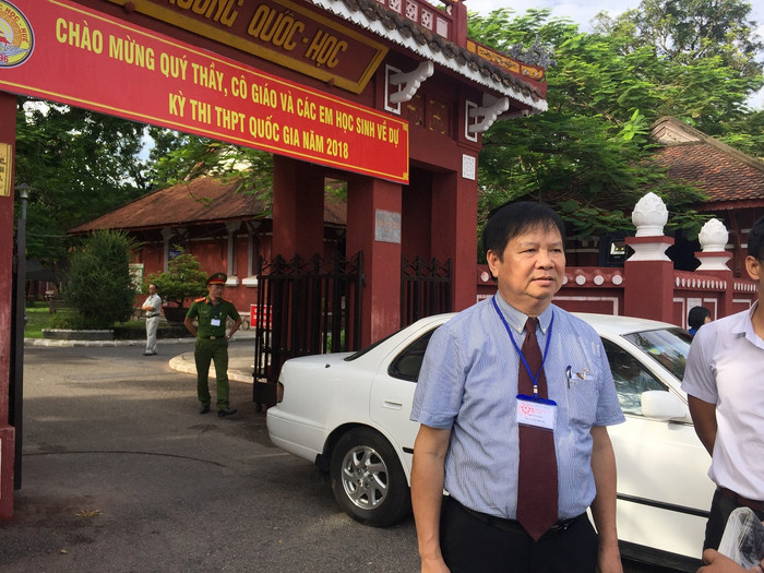 Ông Nguyễn Dung - Phó Chủ tịch Ủy ban nhân dân tỉnh Thừa Thiên Huế đi kiểm tra tại điểm thi trường Quốc học Huế. Ảnh: TL Ông Nguyễn Dung - Phó Chủ tịch Ủy ban nhân dân tỉnh Thừa Thiên Huế đi kiểm tra tại điểm thi trường Quốc học Huế. Ảnh: TL