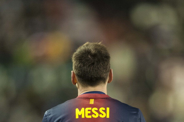1. Lionel Messi (25 tuổi, CLB Barca) Ronaldo đã xuất sắc, Messi còn ‘siêu’ hơn. Dù không thể giành danh hiệu lớn nào cùng với Barca cũng như tuyển Argentina nhưng không ai phủ nhận Messi đã có 1 năm đại thành công khi tiền đạo có biệt danh El Pulga này thách thức phần còn lại với cả thảy 91 bàn thắng chỉ trong năm 2012. Messi cũng đang có lợi thế lớn trong cuộc đua đến danh hiệu ‘Quả bóng vàng FIFA 2012’ với Iniesta và Ronaldo. 1. Lionel Messi (25 tuổi, CLB Barca) Ronaldo đã xuất sắc, Messi còn ‘siêu’ hơn. Dù không thể giành danh hiệu lớn nào cùng với Barca cũng như tuyển Argentina nhưng không ai phủ nhận Messi đã có 1 năm đại thành công khi tiền đạo có biệt danh El Pulga này thách thức phần còn lại với cả thảy 91 bàn thắng chỉ trong năm 2012. Messi cũng đang có lợi thế lớn trong cuộc đua đến danh hiệu ‘Quả bóng vàng FIFA 2012’ với Iniesta và Ronaldo.
