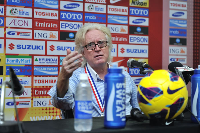 HLV Winfried Schafer phát biểu sau trận chung kết. HLV Winfried Schafer phát biểu sau trận chung kết.