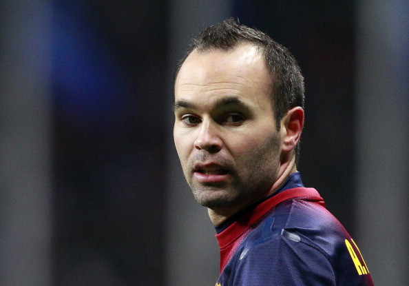 4. Andres Iniesta (28 tuổi, CLB Barca) Không cần nói nhiều về siêu tiền vệ người Tây Ban Nha này bởi danh hiệu Cầu thủ xuất sắc nhất vòng chung kết Euro 2012 và vượt qua 2 siêu sao Messi – Ronaldo để giành danh hiệu cầu thủ xuất sắc nhất Châu Âu năm 2012 đã nói lên tất cả. Hình ảnh Iniesta đi bóng giữa vòng vây của 7 cầu thủ Croatia ở Euro 2012 khiến là một trong những hình ảnh ấn tượng nhất của bóng đá thế giới năm 2012. Iniesta cũng lọt vào danh sách 3 ứng viên cho danh hiệu Quả bóng vàng FIFA 2012 được trao vào tháng Giêng tới. 4. Andres Iniesta (28 tuổi, CLB Barca) Không cần nói nhiều về siêu tiền vệ người Tây Ban Nha này bởi danh hiệu Cầu thủ xuất sắc nhất vòng chung kết Euro 2012 và vượt qua 2 siêu sao Messi – Ronaldo để giành danh hiệu cầu thủ xuất sắc nhất Châu Âu năm 2012 đã nói lên tất cả. Hình ảnh Iniesta đi bóng giữa vòng vây của 7 cầu thủ Croatia ở Euro 2012 khiến là một trong những hình ảnh ấn tượng nhất của bóng đá thế giới năm 2012. Iniesta cũng lọt vào danh sách 3 ứng viên cho danh hiệu Quả bóng vàng FIFA 2012 được trao vào tháng Giêng tới.