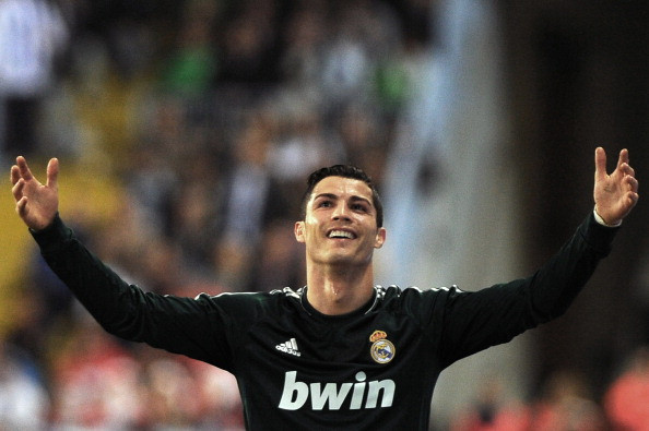 2. Cristiano Ronaldo (27 tuổi, CLB Real Madrid) Ghi đến 170 bàn trong 169 trận chơi cho đội bóng Hoàng gia Tây Ban Nha trong 3 năm qua. Xuất sắc giúp Real Madrid giành lại chức vô địch La Liga từ đại kình địch Barca mùa giải trước, chơi khá hay ở Euro 2012 và giúp tuyển Bồ Đào Nha lọt vào đến bán kết. Một năm không đến nỗi tồi với siêu sao người Bồ, nhưng có điều Ronaldo vẫn phải ngậm ngùi xếp ở vị trí thứ 2. 2. Cristiano Ronaldo (27 tuổi, CLB Real Madrid) Ghi đến 170 bàn trong 169 trận chơi cho đội bóng Hoàng gia Tây Ban Nha trong 3 năm qua. Xuất sắc giúp Real Madrid giành lại chức vô địch La Liga từ đại kình địch Barca mùa giải trước, chơi khá hay ở Euro 2012 và giúp tuyển Bồ Đào Nha lọt vào đến bán kết. Một năm không đến nỗi tồi với siêu sao người Bồ, nhưng có điều Ronaldo vẫn phải ngậm ngùi xếp ở vị trí thứ 2.