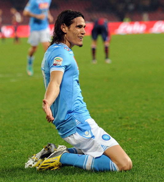 10. Edinson Cavani (25 tuổi, CLB Napoli) Với 94 bàn thắng sau 192 trận sau 5 năm chơi bóng tại Seria A, dễ hiểu khi chân sút người Uruguay là một trong những tiền đạo được nhiều ông lớn ở Châu Âu săn đón nhất ở thời điểm hiện tại như Chelsea, Man City, Real Madrid, AC Milan… 10. Edinson Cavani (25 tuổi, CLB Napoli) Với 94 bàn thắng sau 192 trận sau 5 năm chơi bóng tại Seria A, dễ hiểu khi chân sút người Uruguay là một trong những tiền đạo được nhiều ông lớn ở Châu Âu săn đón nhất ở thời điểm hiện tại như Chelsea, Man City, Real Madrid, AC Milan…