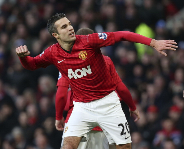 7. Robin van Persie (29 tuổi, CLB Man United) Bùng nổ ở mùa giải trước với 37 bàn thắng trong màu áo Arsenal nhưng việc không thể giành danh hiệu nào với Pháo thủ khiến tiền đạo người Hà Lan đến với Man United trong kỳ chuyển nhượng mùa Hè với giá 24 triệu bảng. Không mất nhiều thời gian hòa nhập với đồng đội mới, Van Persie tiếp tục tỏa sáng trong màu áo Quỷ đỏ, chân sút 29 tuổi này đã ghi được tổng cộng 15 bàn trong 22 trận cho Quỷ đỏ mùa này. Sự xuất sắc của Van Persie khiến Sir Alex cũng phải thán phục và ví anh như Cantona và Ronaldo mới ở Old Trafford. 7. Robin van Persie (29 tuổi, CLB Man United) Bùng nổ ở mùa giải trước với 37 bàn thắng trong màu áo Arsenal nhưng việc không thể giành danh hiệu nào với Pháo thủ khiến tiền đạo người Hà Lan đến với Man United trong kỳ chuyển nhượng mùa Hè với giá 24 triệu bảng. Không mất nhiều thời gian hòa nhập với đồng đội mới, Van Persie tiếp tục tỏa sáng trong màu áo Quỷ đỏ, chân sút 29 tuổi này đã ghi được tổng cộng 15 bàn trong 22 trận cho Quỷ đỏ mùa này. Sự xuất sắc của Van Persie khiến Sir Alex cũng phải thán phục và ví anh như Cantona và Ronaldo mới ở Old Trafford.