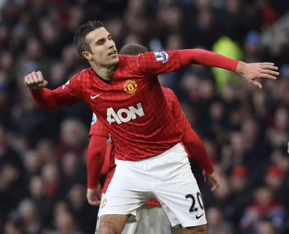7. Robin van Persie (29 tuổi, CLB Man United) Bùng nổ ở mùa giải trước với 37 bàn thắng trong màu áo Arsenal nhưng việc không thể giành danh hiệu nào với Pháo thủ khiến tiền đạo người Hà Lan đến với Man United trong kỳ chuyển nhượng mùa Hè với giá 24 triệu bảng. Không mất nhiều thời gian hòa nhập với đồng đội mới, Van Persie tiếp tục tỏa sáng trong màu áo Quỷ đỏ, chân sút 29 tuổi này đã ghi được tổng cộng 15 bàn trong 22 trận cho Quỷ đỏ mùa này. Sự xuất sắc của Van Persie khiến Sir Alex cũng phải thán phục và ví anh như Cantona và Ronaldo mới ở Old Trafford.