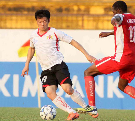 Văn Quyến mới chỉ có hai lần đá chính từ đầu giải. Ảnh: Đức Đồng.