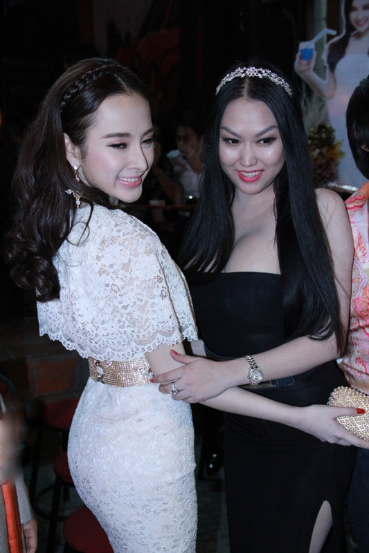 Phi Thanh Vân không quên đến chúc mừng cô em gái trong ngày khai trương quán.