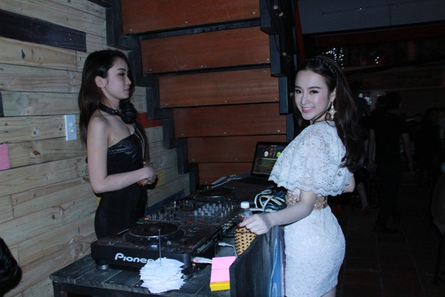 Được biết, cách bố trí và sắp đặt nội thất của quán đều do chính tay Angela Phương Trinh lên ý tưởng.