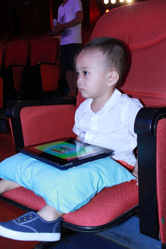 Jacky ngồi yên một mình cùng chiếc máy tính bảng và không hề quấy khóc hay đòi bế. Em lặng lẽ theo dõi mẹ và "bố" tập luyện. Jacky ngồi yên một mình cùng chiếc máy tính bảng và không hề quấy khóc hay đòi bế. Em lặng lẽ theo dõi mẹ và "bố" tập luyện.