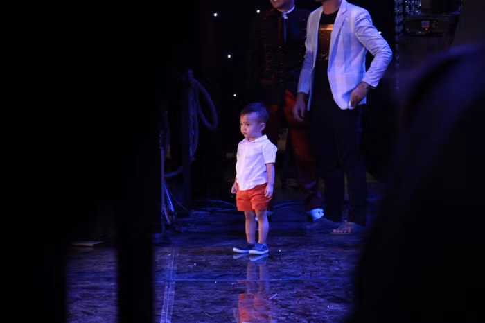 Ngoan ngoãn đứng yên để theo dõi mẹ Thanh Thảo tập luyện cùng "bố" Đan Trường