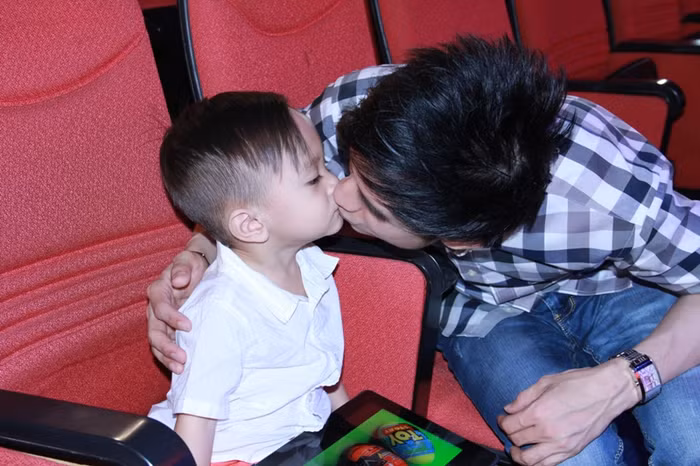 Thể hiện tình cảm bằng cách hôn môi "bố"