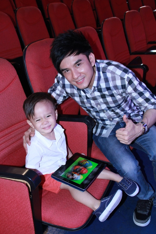 Jacky khá hớn hở và không quên cười thật tươi để chụp ảnh cùng "bố" Đan Trường. Jacky khá hớn hở và không quên cười thật tươi để chụp ảnh cùng "bố" Đan Trường.