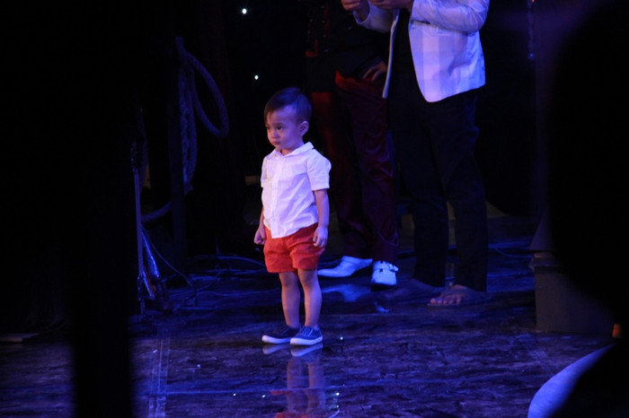 Không hề sợ sệt dù đứng một mình cạnh người lạ Không hề sợ sệt dù đứng một mình cạnh người lạ