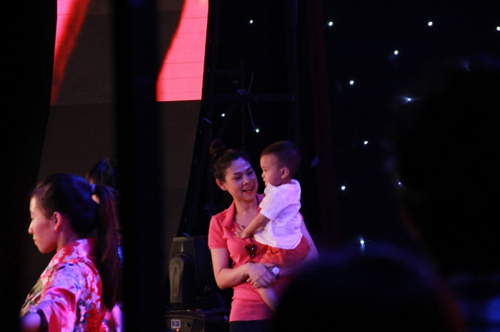 Jacky được mẹ bế lên sân khấu Jacky được mẹ bế lên sân khấu