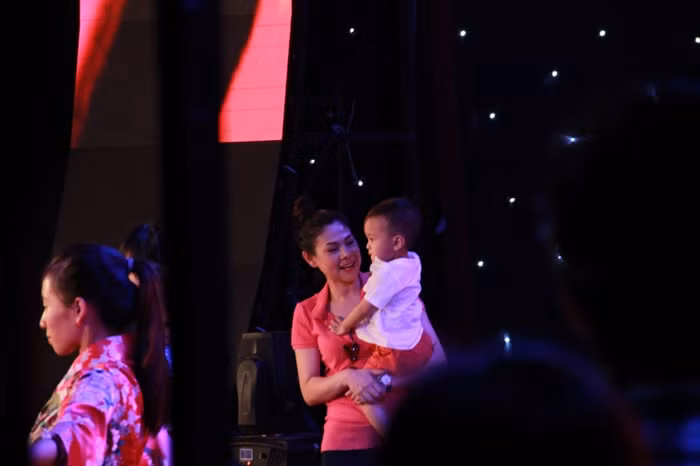 Jacky được mẹ bế lên sân khấu