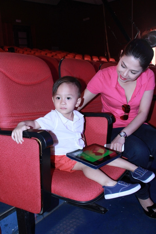 Dù là mẹ nuôi, thế nhưng Thanh Thảo xem Jacky như con trai ruột của mình, cô luôn đưa con đi theo trong các sự kiện. Dù là mẹ nuôi, thế nhưng Thanh Thảo xem Jacky như con trai ruột của mình, cô luôn đưa con đi theo trong các sự kiện.