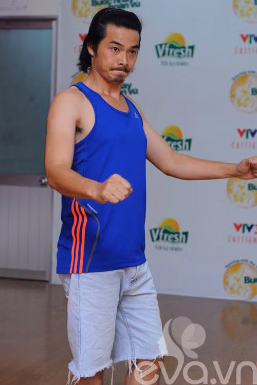 Ngọc Ngoan đang tập 'vít ga' xe máy? Ngọc Ngoan đang tập 'vít ga' xe máy?