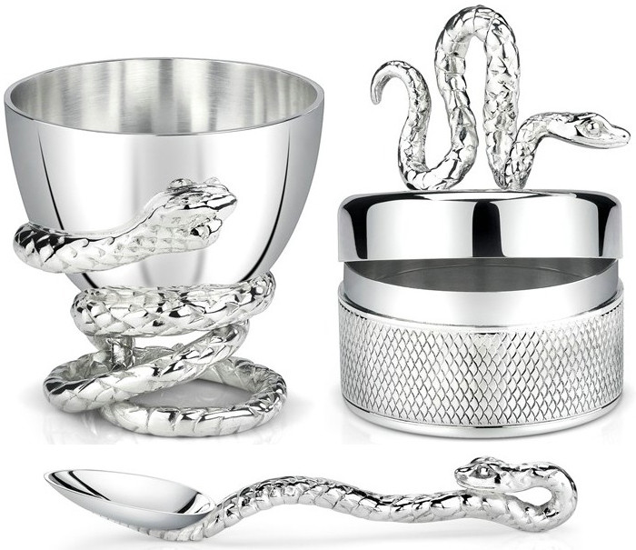 Angelina Jolie rất thích rắn bởi khi mang thai cô đã được tặng một chiếc nhẫn hình rắn và cảm thấy may mắn từ khi đeo nó. Được biết chiếc thìa có tay cầm hình rắn do cô thiết kế có giá là 525 USD. Angelina Jolie rất thích rắn bởi khi mang thai cô đã được tặng một chiếc nhẫn hình rắn và cảm thấy may mắn từ khi đeo nó. Được biết chiếc thìa có tay cầm hình rắn do cô thiết kế có giá là 525 USD.