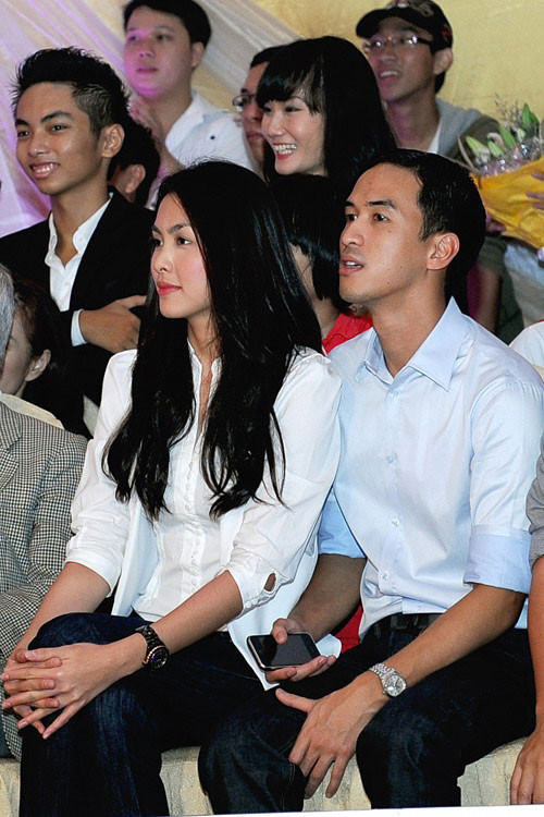 Sau nhiều lần bắt gặp cặp đôi sánh vai bên nhau, thân thế chàng trai lạ bắt đầu lộ diện: đó là một Việt kiều, tên Louis Nguyễn. Sau nhiều lần bắt gặp cặp đôi sánh vai bên nhau, thân thế chàng trai lạ bắt đầu lộ diện: đó là một Việt kiều, tên Louis Nguyễn.