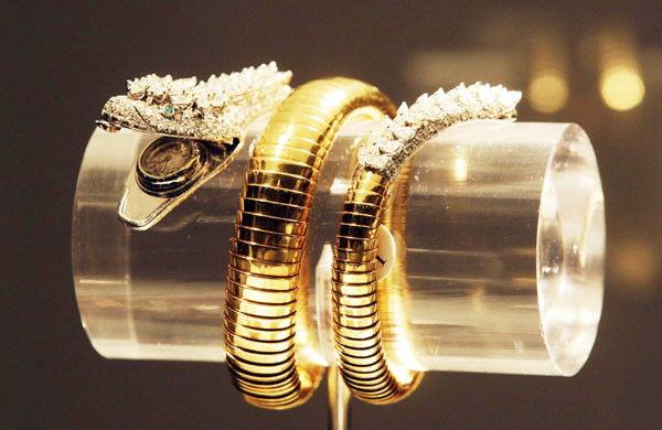 Đây là chiếc đồng hồ của huyền thoại Elizabeth Talor. Chiếc đồng hồ ngọc lục bảo hình rắn của thương hiệu Bvlgari đã được bán đấu giá với mức khởi điểm là 15.000USD sau khi Elizabeth qua đời. Đây là chiếc đồng hồ của huyền thoại Elizabeth Talor. Chiếc đồng hồ ngọc lục bảo hình rắn của thương hiệu Bvlgari đã được bán đấu giá với mức khởi điểm là 15.000USD sau khi Elizabeth qua đời.