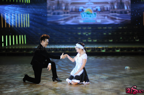 Ốc Thanh Vân e lệ đồng ý về làm cô giúp việc cho Nguyên Vũ. Ốc Thanh Vân e lệ đồng ý về làm cô giúp việc cho Nguyên Vũ.