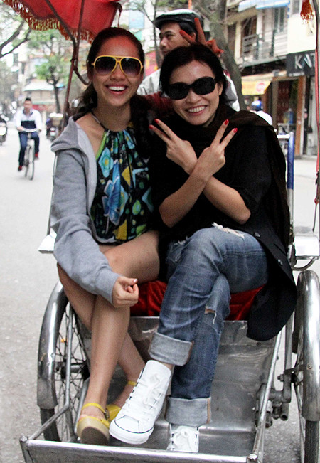 Phương Thanh - Hoàng My: Bác chở xích lô ơi! Đợi bọn cháu tự sướng một tý nhé. Phương Thanh - Hoàng My: Bác chở xích lô ơi! Đợi bọn cháu tự sướng một tý nhé.