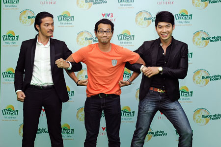 Huỳnh Đông: Biết chọn ai trong 2 em này nhỉ? Huỳnh Đông: Biết chọn ai trong 2 em này nhỉ?