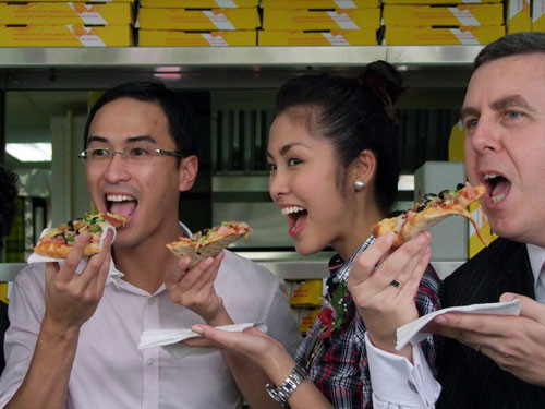 Cả hai chỉ lặng lẽ xuất hiện bên nhau, thi thoảng trước ống kính phóng viên, họ còn giữ khoảng cách. Tăng Thanh Hà cùng Louis cùng tham gia lễ khai trương của một cửa hàng pizza. Cả hai chỉ lặng lẽ xuất hiện bên nhau, thi thoảng trước ống kính phóng viên, họ còn giữ khoảng cách. Tăng Thanh Hà cùng Louis cùng tham gia lễ khai trương của một cửa hàng pizza.