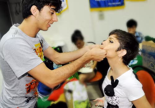 Má tớ không phải đá véo đâu Alex nhé. Má tớ không phải đá véo đâu Alex nhé.