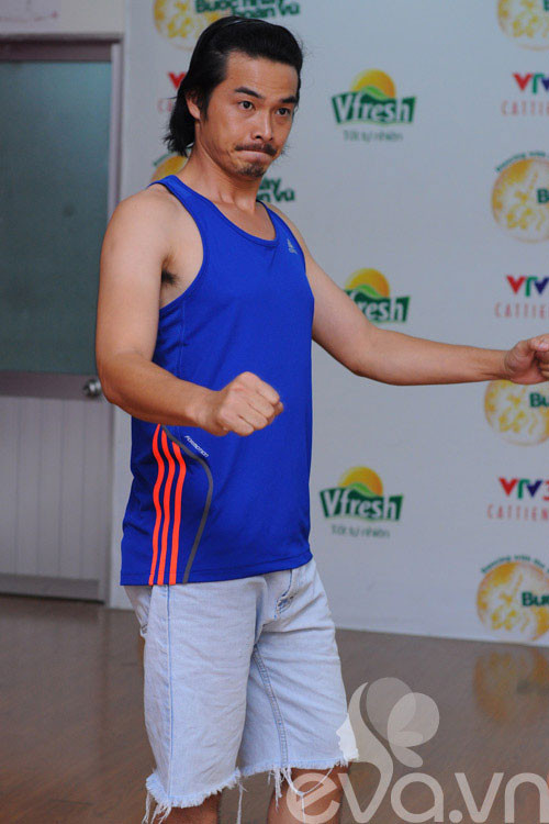 Ngọc Ngoan đang tập 'vít ga' xe máy? Ngọc Ngoan đang tập 'vít ga' xe máy?