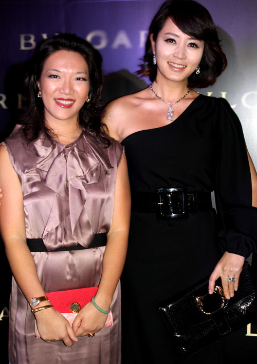 Một khán giả người Việt Nam chụp ảnh cùng Kim Hye Soo trong lần cô đến TP. Hồ Chí Minh. Vị khán giả này cũng có một chiếc đồng hồ như thần tượng. Một khán giả người Việt Nam chụp ảnh cùng Kim Hye Soo trong lần cô đến TP. Hồ Chí Minh. Vị khán giả này cũng có một chiếc đồng hồ như thần tượng.