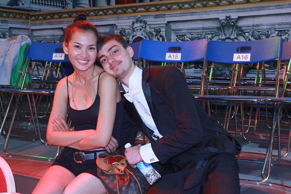 Cho em mượn nhờ bờ vai chị nhé, chị Anh Thư. Cho em mượn nhờ bờ vai chị nhé, chị Anh Thư.