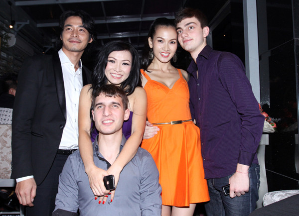 Ngọc Ngoan: Trúc xinh, trúc đứng đầu đình. Anh xinh, anh đứng một mình cũng xinh. Ngọc Ngoan: Trúc xinh, trúc đứng đầu đình. Anh xinh, anh đứng một mình cũng xinh.