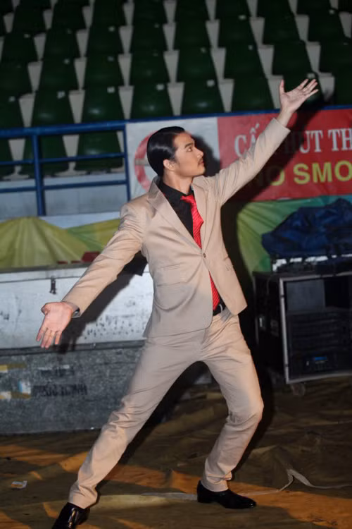 Quách Ngọc Ngoan: Tạo dáng dẻo như kẹo kéo. Quách Ngọc Ngoan: Tạo dáng dẻo như kẹo kéo.