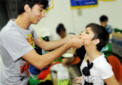 Má tớ không phải đá véo đâu Alex nhé. Má tớ không phải đá véo đâu Alex nhé.