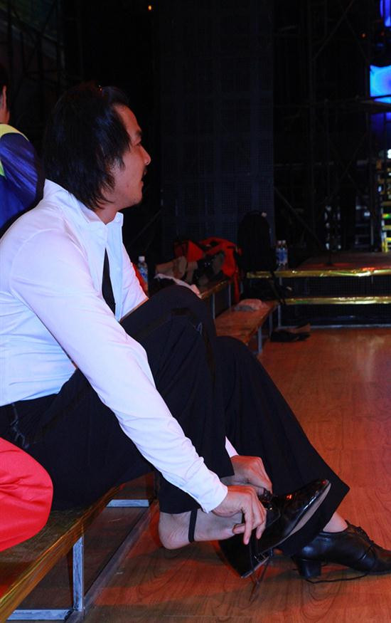 Đợi, đợi với, Ngoan đi giày nữa mà. Đợi, đợi với, Ngoan đi giày nữa mà.