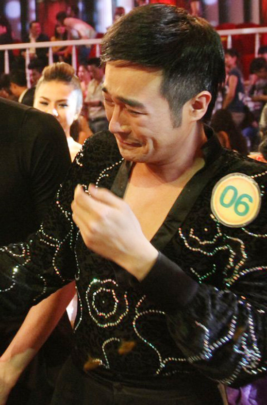 Minh Quân khóc vì Tuấn Tú không thể đi tiếp vào vòng trong.