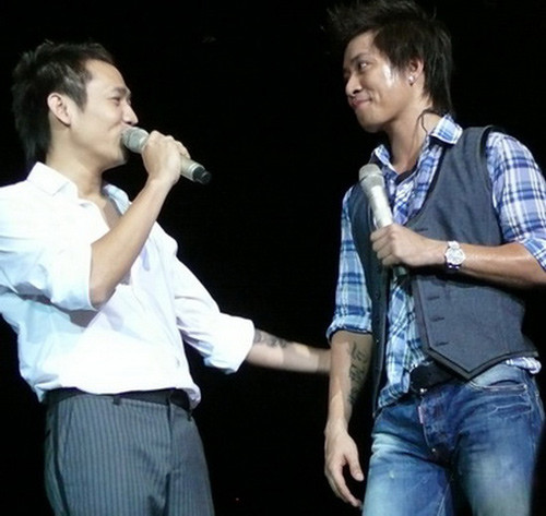 'Tôi đâu có làm ăn chung để mà liên quan đến công việc. Cách đây 7 năm có người tìm đến tôi và xin xỏ một bài hát, tôi đã tặng, cho không không phải là một bài mà là hai bài một cách rất tử tế không hề đồi hỏi bất cứu điều gì. Vậy làm gì có liên quan đến tiền bạc. Tôi nói thế chắc mọi người đã đủ hiểu', anh nói thêm. 'Tôi đâu có làm ăn chung để mà liên quan đến công việc. Cách đây 7 năm có người tìm đến tôi và xin xỏ một bài hát, tôi đã tặng, cho không không phải là một bài mà là hai bài một cách rất tử tế không hề đồi hỏi bất cứu điều gì. Vậy làm gì có liên quan đến tiền bạc. Tôi nói thế chắc mọi người đã đủ hiểu', anh nói thêm.