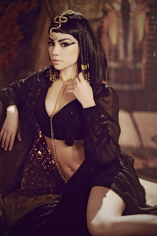 Cũng giống như Thủy Tiên có rất nhiều sao trên khắp thế giới mê mẩn trang sức hình rắn. Trong MV Từ ngày anh đi Hồ Ngọc Hà hóa thân thành Nữ hoàng Ai cập và sử dụng rất nhiều nữ trang hình rắn. Cũng giống như Thủy Tiên có rất nhiều sao trên khắp thế giới mê mẩn trang sức hình rắn. Trong MV Từ ngày anh đi Hồ Ngọc Hà hóa thân thành Nữ hoàng Ai cập và sử dụng rất nhiều nữ trang hình rắn.