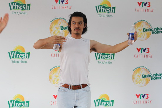 Quách Ngọc Ngoan: Tập xong cho em mang 2 chai nước này về tặng vợ cô giáo nhé. Quách Ngọc Ngoan: Tập xong cho em mang 2 chai nước này về tặng vợ cô giáo nhé.