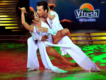 Thanh Thúy quyến rũ bên bạn nhảy