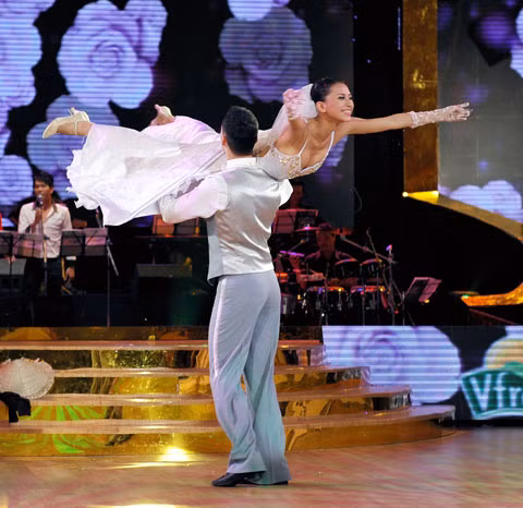 Bay lên nào, em bay lên nào, em bay qua rào.... Bay lên nào, em bay lên nào, em bay qua rào....