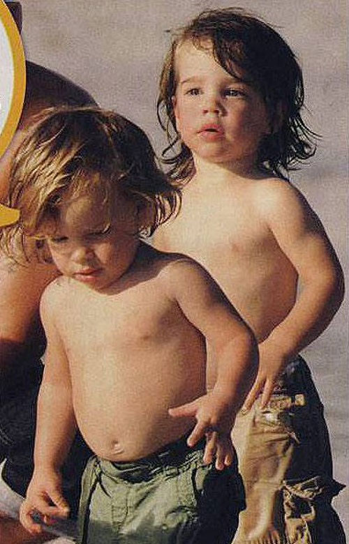 Hai em bé ra đời vào tháng 8 năm 2008 nhờ thụ tinh nhân tạo và sự giúp đỡ của một phụ nữ đẻ thuê.