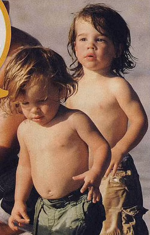 Hai em bé ra đời vào tháng 8 năm 2008 nhờ thụ tinh nhân tạo và sự giúp đỡ của một phụ nữ đẻ thuê.