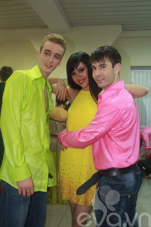 Chàng vũ công áo hồng có vẻ không muốn "chia sẻ" Hoàng My với anh bạn của mình cho lắm. Chàng vũ công áo hồng có vẻ không muốn "chia sẻ" Hoàng My với anh bạn của mình cho lắm.