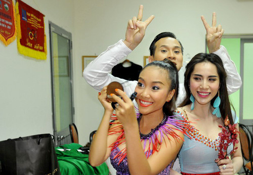 Mắt Thủy Tiên có vẻ 'thèm thuồng' cái gương của Đoan Trang quá! Mắt Thủy Tiên có vẻ 'thèm thuồng' cái gương của Đoan Trang quá!