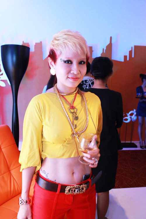 Chiếc vòng rắn của Mai Khôi không nổi bởi quá nhiều phụ kiện lòe loẹt khác. Chiếc vòng rắn của Mai Khôi không nổi bởi quá nhiều phụ kiện lòe loẹt khác.